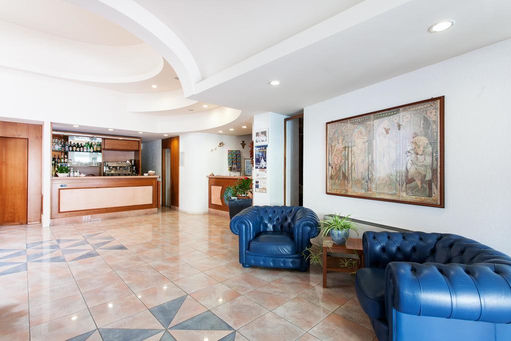 Hotel Los Angeles أسيسي المظهر الخارجي الصورة